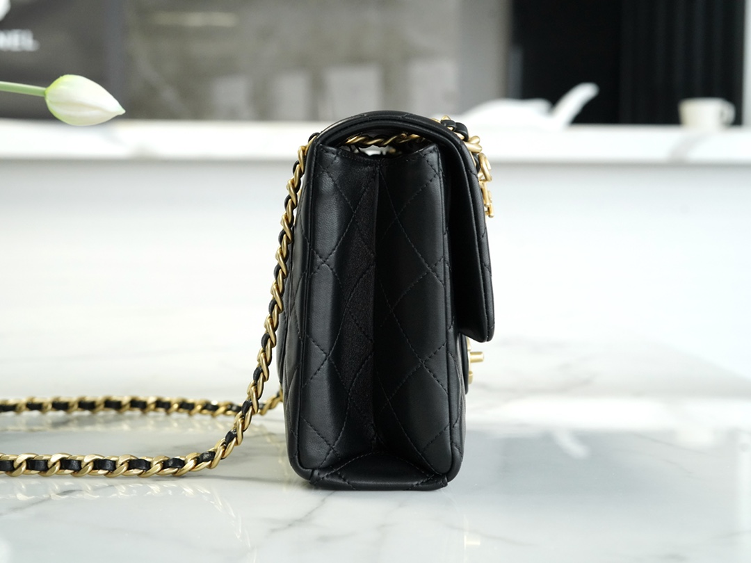 𝗖𝗛𝗔𝗡𝗘𝗟 23P New Letter Chain Flap Bag Black