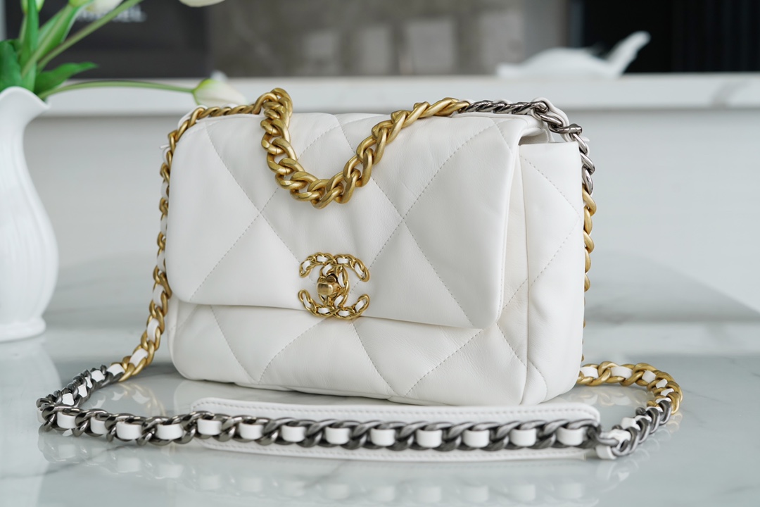 𝗖𝗛𝗔𝗡𝗘𝗟 ❶❾ 𝗕𝗔 𝗚 Original lambskin series ❥ Genuine leather ❥ Small ❥ Snow White 👰‍♀️