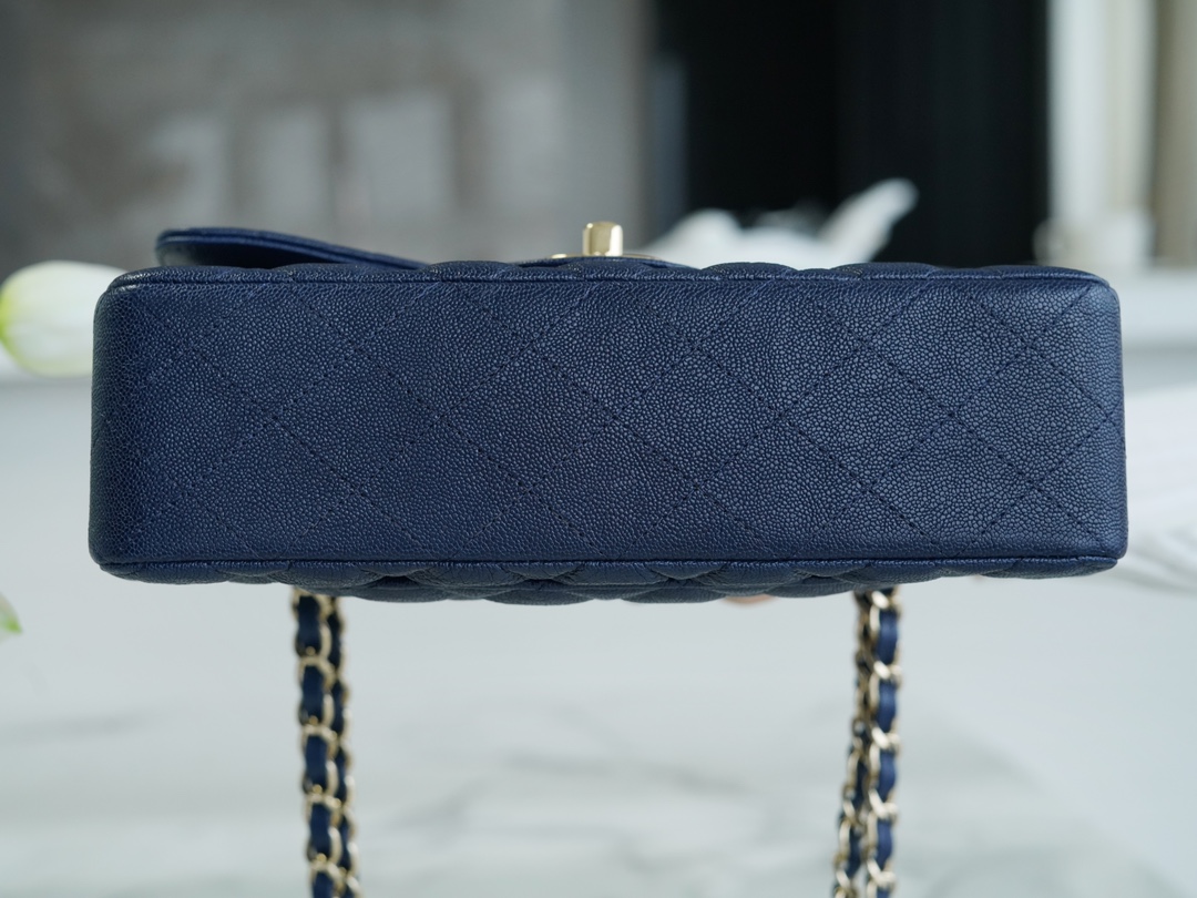 𝐂𝐇𝐀𝐍𝐄𝐋 Classic Flap washed cowhide is made from the most delicate calves just born Washed fetal cow Small Starsky Blue💙