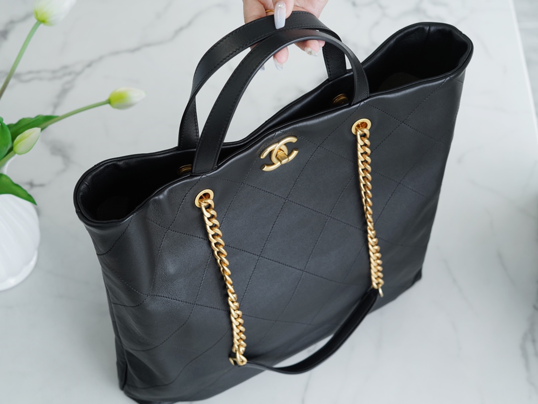 𝗖𝗛𝗔𝗘𝗡𝗟✦ 𝟐𝟐𝐬𝐬 latest 𝗠𝗮𝘅𝗶 shopping bag 🛍️ genuine leather black