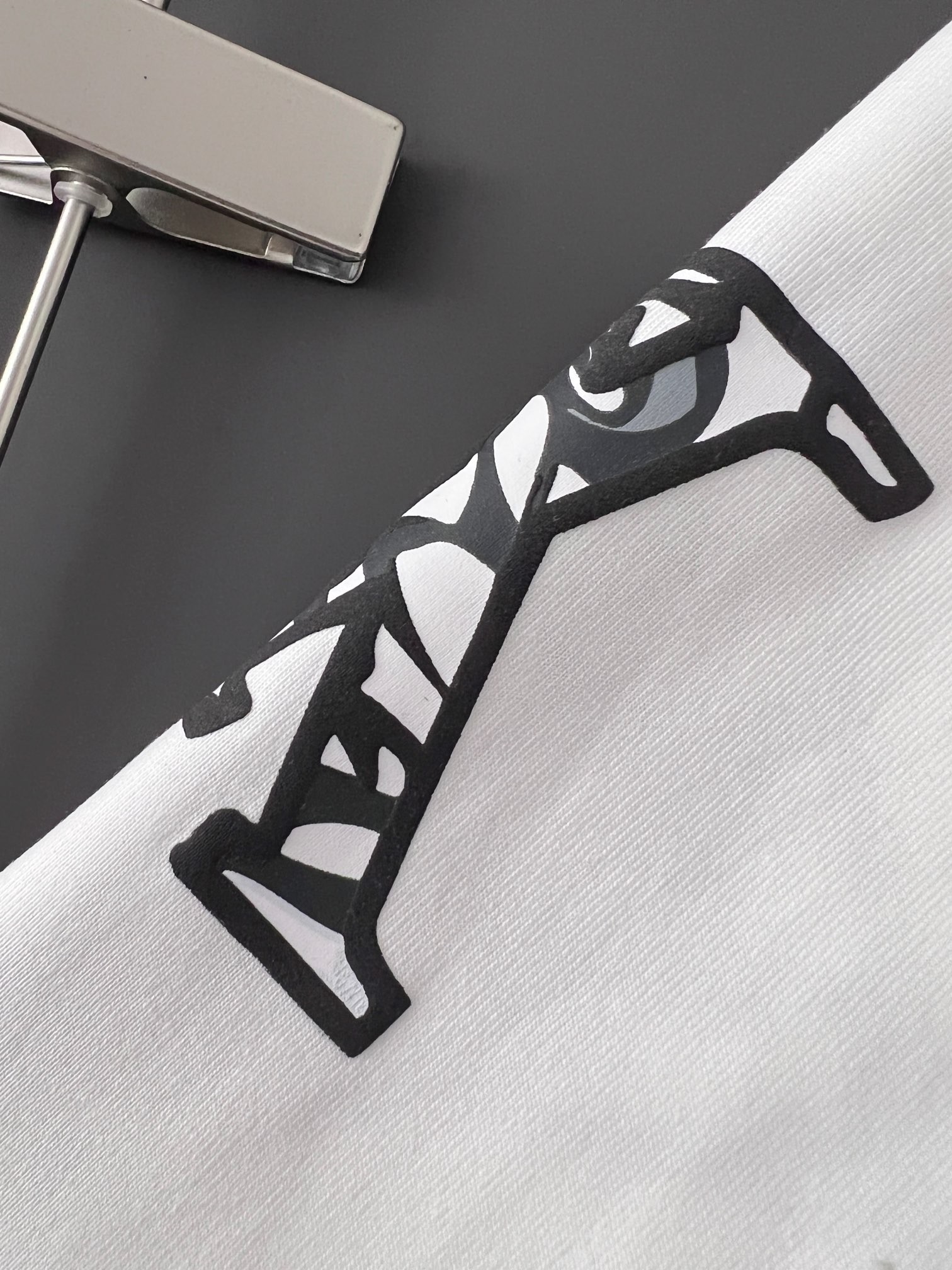 Louis Vuitton 24 classic embroidered pockets with trendy t-shirts