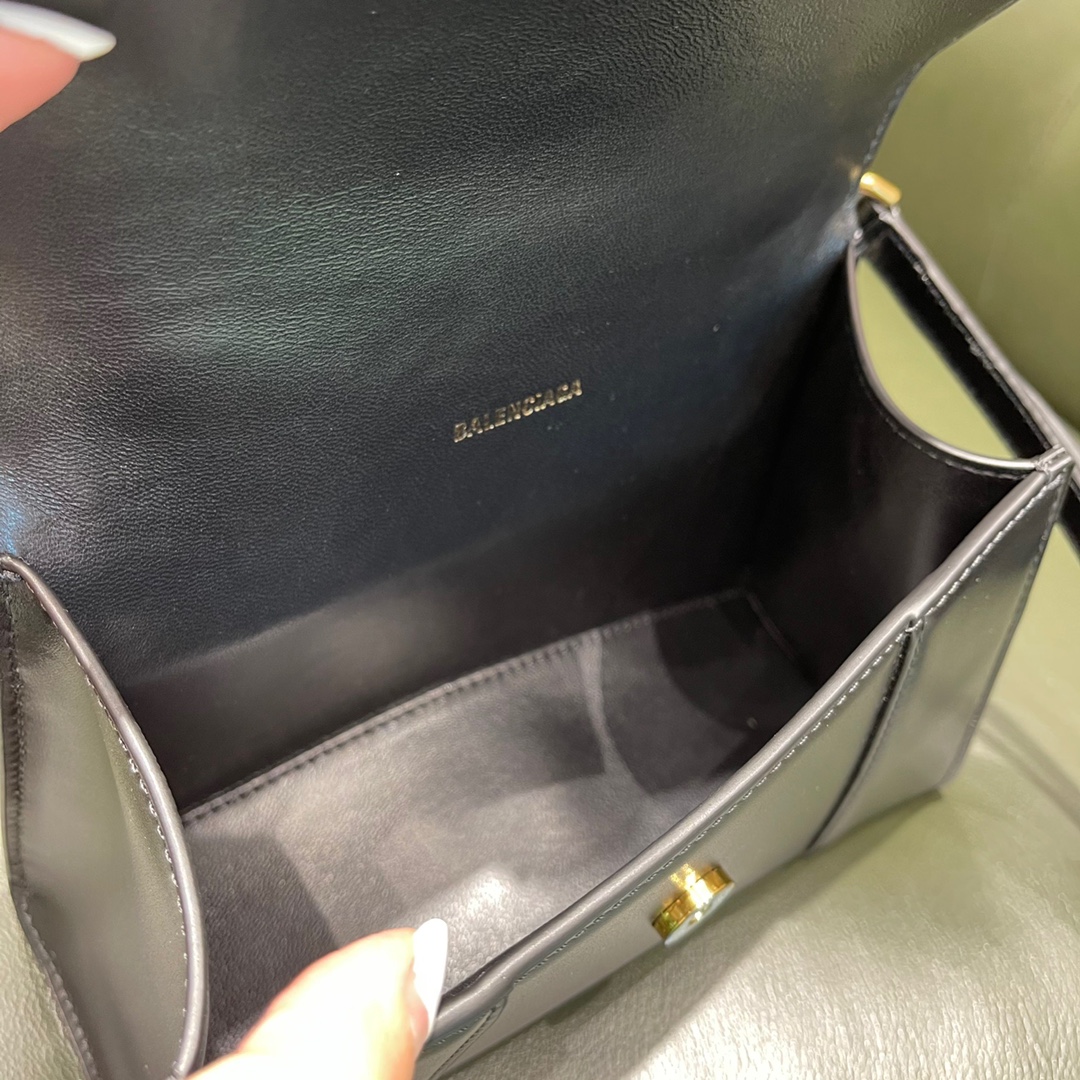 BALENCIAGA 𝐇𝐨𝐮𝐫𝐠𝐥𝐚𝐬𝐬 𝐗𝐒 The hourglass bag of the fashion world