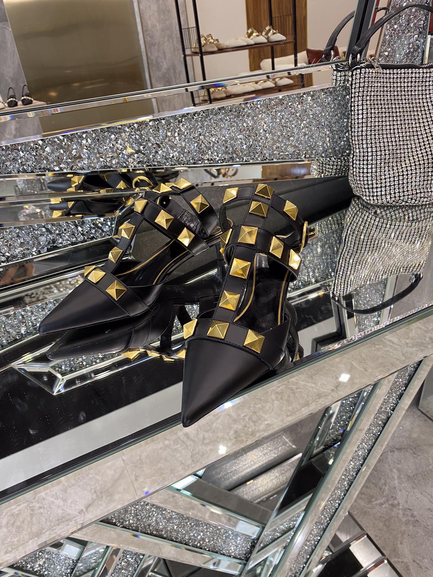 【Valentino】𝟐𝟎𝟐𝟏/𝐒𝐒 𝐧𝐞𝐰 Valentino studded sandals counter the latest series of very bright show series launched