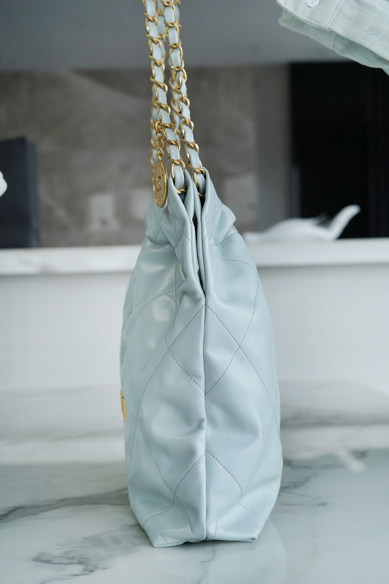 𝗖𝗛𝗔𝗘𝗡𝗟✦23C 22 handbag authentic tail leather haze blue small