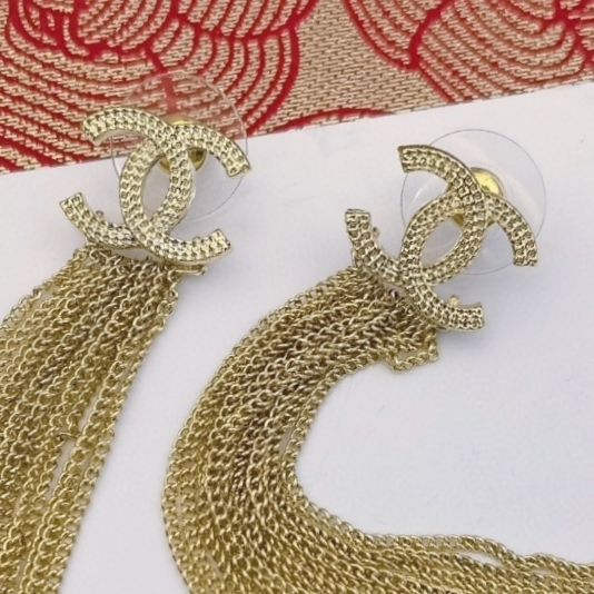 CHANEL🇫🇷Xiaoxiang carved tassel chain letter pearl earrings earrings