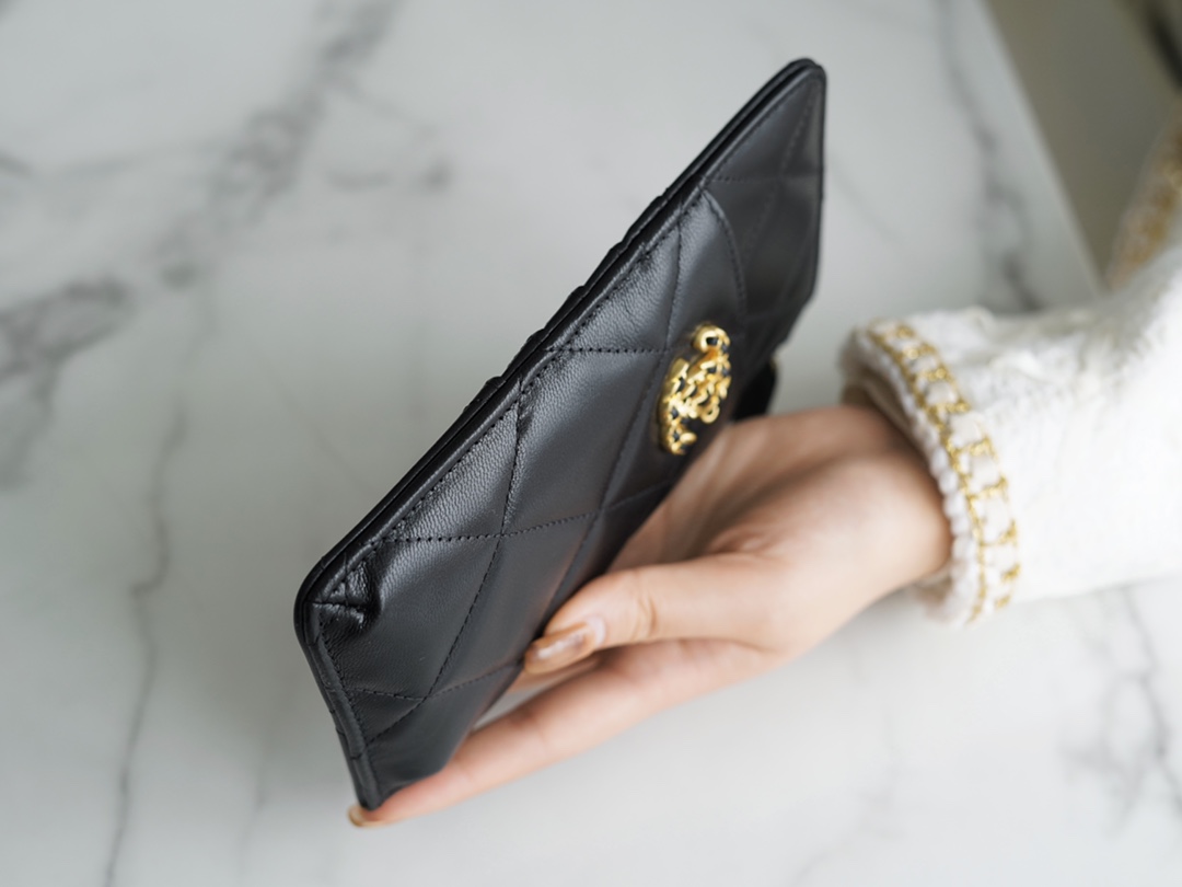 𝗖𝗛𝗔𝗘𝗡𝗟✦Classic 19 Collection Translucent and bright textured goatskin 🐐 Phone bag Black Gold