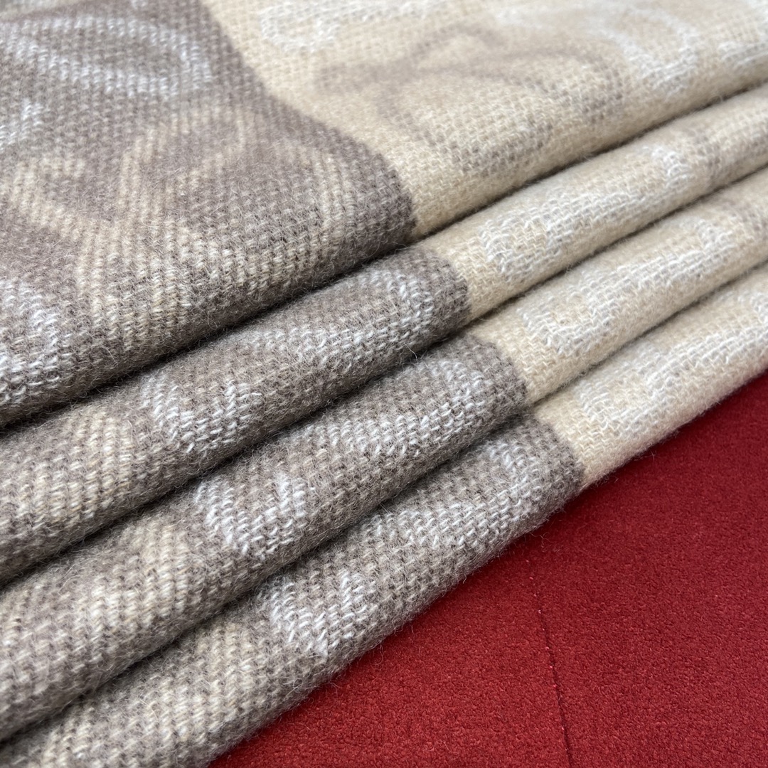 𝐋𝐎𝐄𝐖𝐄 Two-tone checkerboard scarf 90% wool 10% cashmere