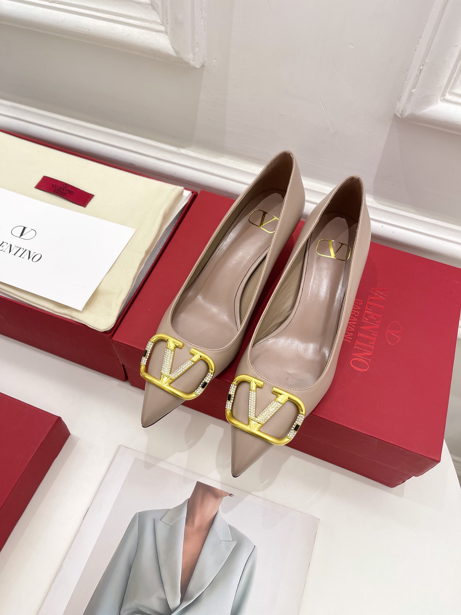 【Valentino】𝟐𝟎𝟐𝟏/𝐒𝐒 𝐧𝐞𝐰 Valentino 2022 spring and summer new large V diamond buckle high heels on the new