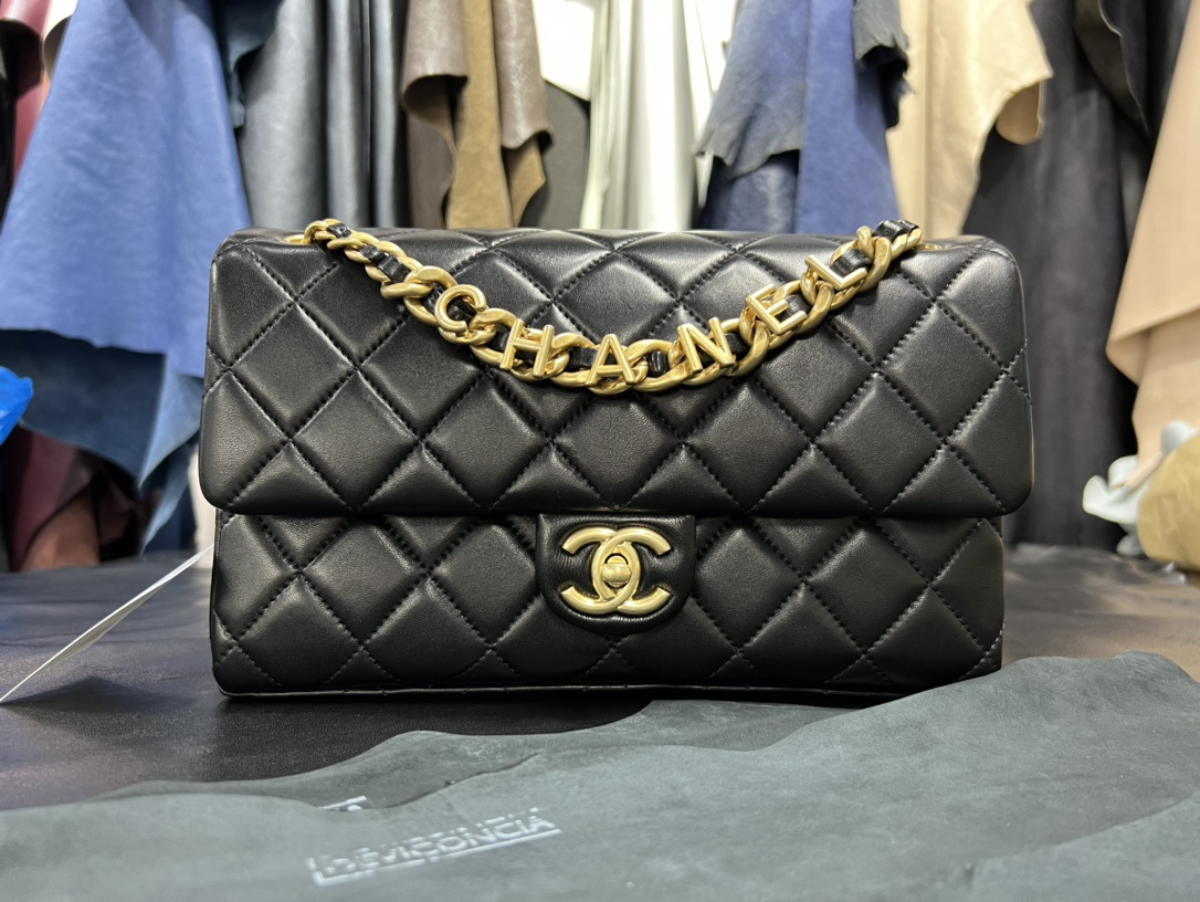 𝗖𝗛𝗔𝗡𝗘𝗟✦ 23p Letter Chain Mouth Flap Bag Genuine Leather