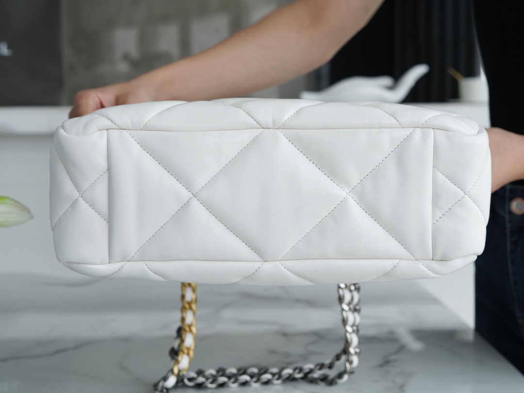 𝗖𝗛𝗔𝗡𝗘𝗟 𝟮𝟮𝗕 19𝑩𝑨𝑮 𝑻𝒐𝒕𝒆 Italy 🇮🇹 Level 1 [Box] Lambskin 🐑 Genuine Leather White