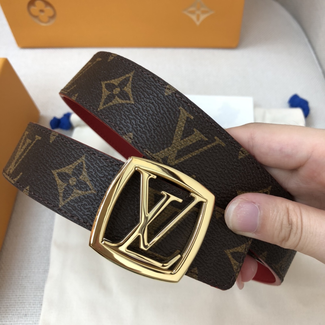 LOUIS VUITTO iconic LV Initiales design