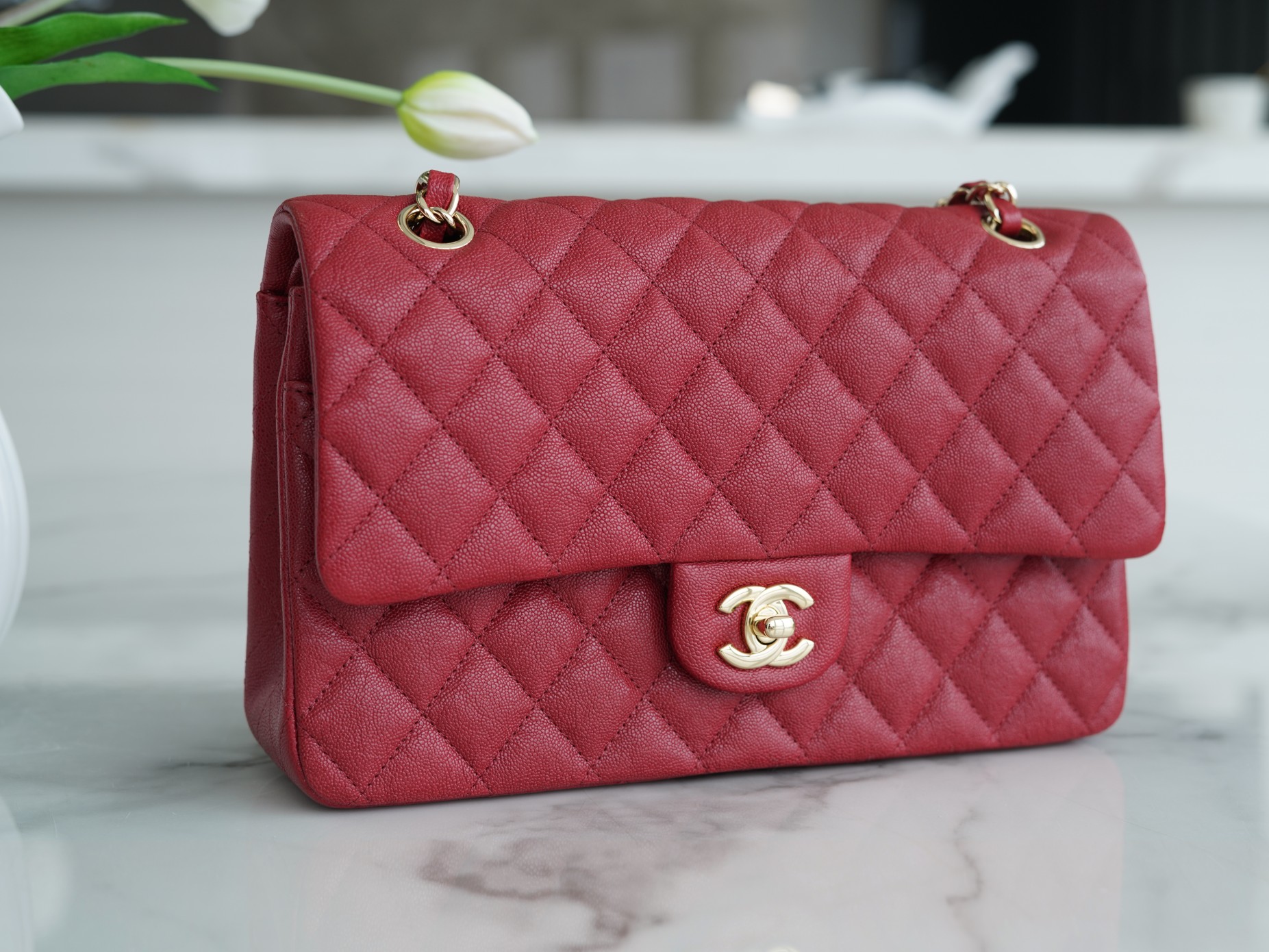 𝐂𝐇𝐀𝐍𝐄𝐋 Classic Flap washed cowhide is made from the most delicate newborn calves Washed fetal cow Medium Burgundy