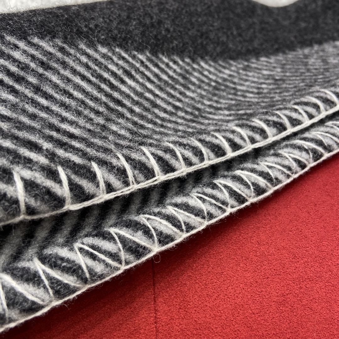 𝐂𝐡𝐚𝐧𝐞𝐥 [Black and gray - blanket]