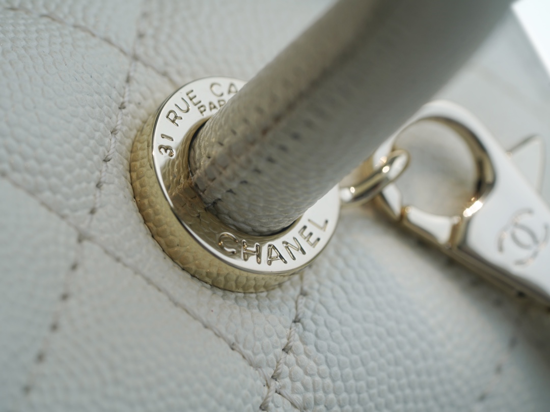 CHANEL 𝑪𝒐𝑪𝒐 𝒉𝒂𝒏𝒅𝒍𝒆 New Cowhide Handle Small Beige