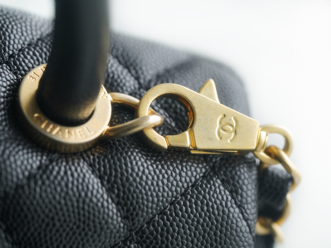 CHANEL 𝑪𝒐𝑪𝒐 𝒉𝒂𝒏𝒅𝒍𝒆 New Cowhide Handle Medium Black Gold