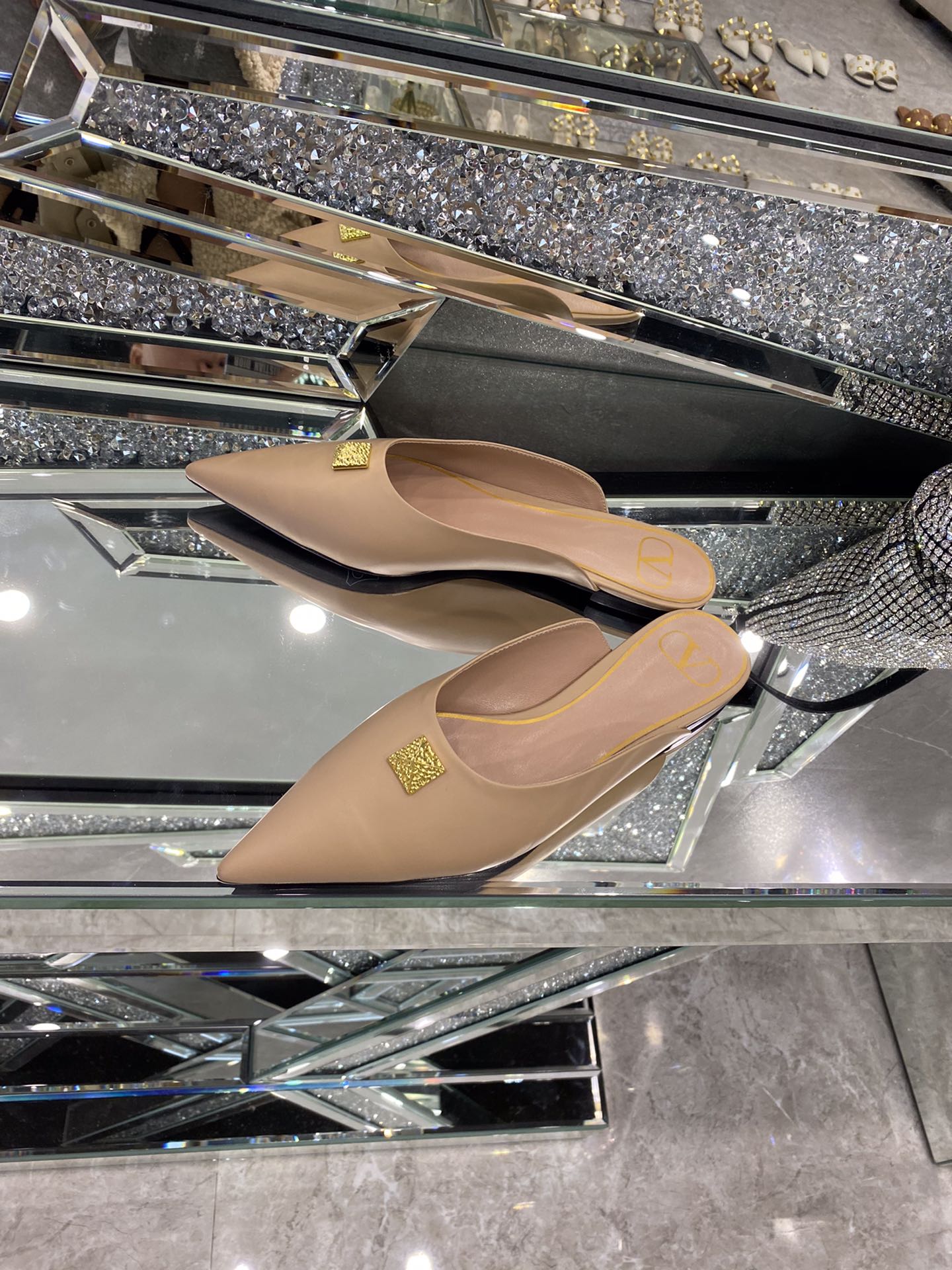 【Valentino】𝟐𝟎𝟐𝟏/𝐒𝐒 𝐧𝐞𝐰 The latest series of counter perfect details original matte open edge bead leather