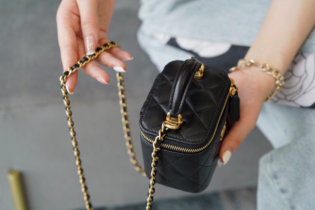 𝗖𝗛𝗔𝗡𝗘𝗟 Spring/Summer 2021 New 𝑴𝒊𝒏𝒊 Box Bag Black