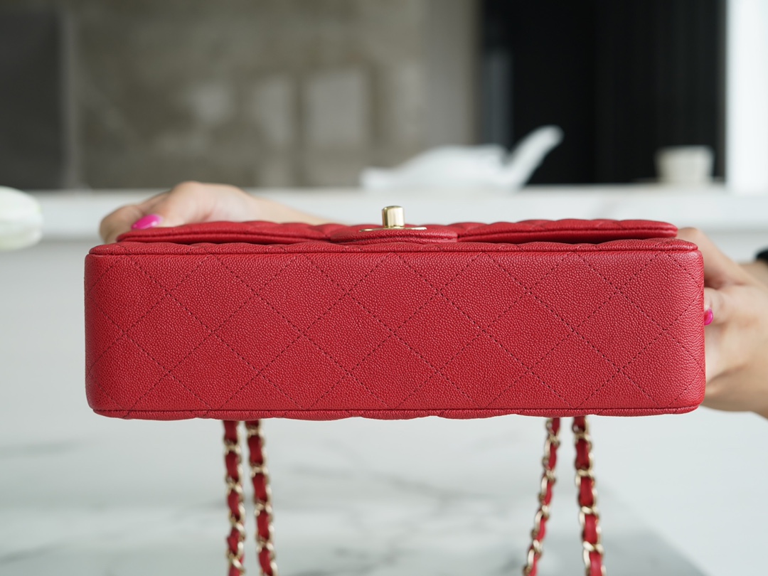 𝐂𝐇𝐀𝐍𝐄𝐋 Classic Flap washed cowhide is made from the most delicate calves just born Washed fetal cow Medium Large red ❤