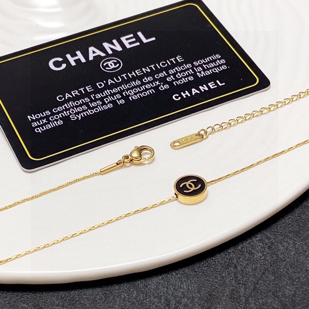 CHANEL🇫🇷Xiaoxiang Chanel's latest stainless steel color-preserving black and white two-sided thin necklace