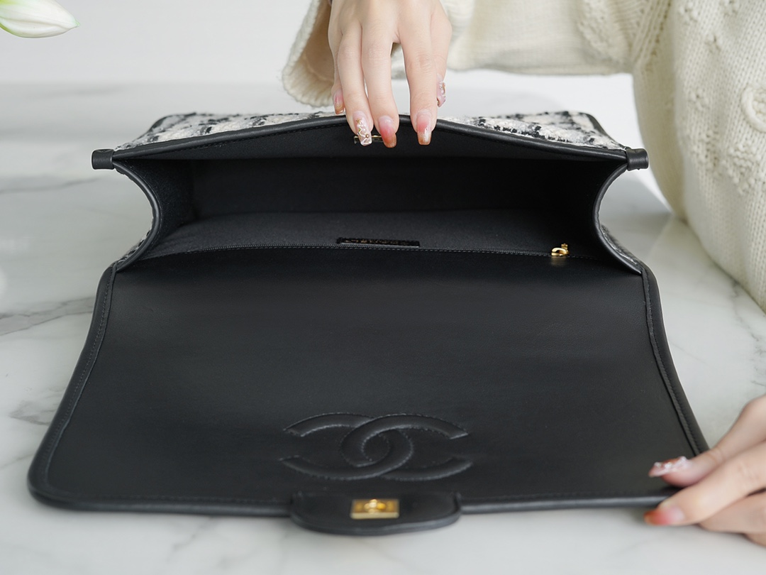 𝗖𝗛𝗔𝗡𝗘𝗟✦ In tweed weave 𝟮𝟮k Premium Handmade Workshop Black and white tweed shoulder bag 🖤🤍