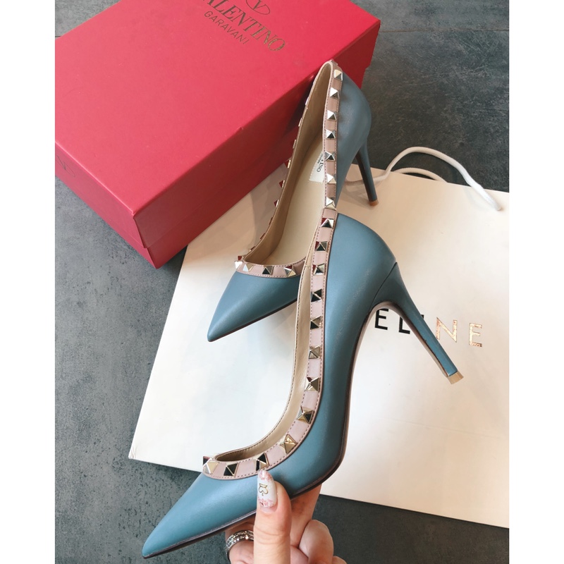 Valentino recommends this studded shoes once launched, the fashion It Girl starry-eyed pursuit