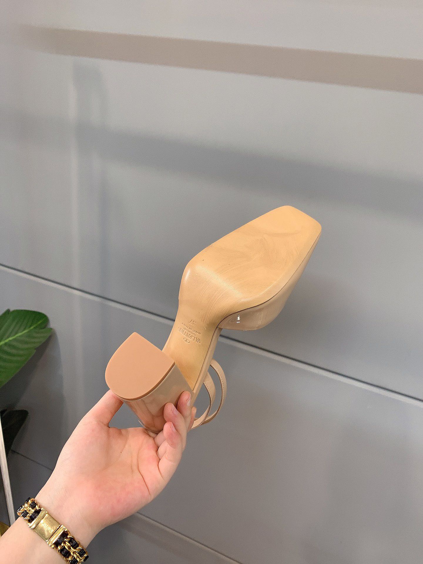 【Valentino】𝟐𝟎𝟐𝟏/𝐒𝐒 𝐧𝐞𝐰 VALENTINO 2022ss spring-summer new big studded high heelss still the classic studded collection