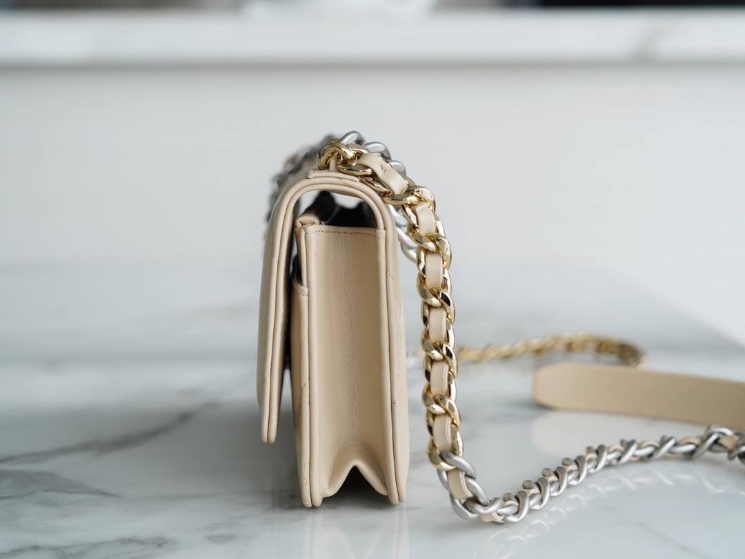 CHANEL 19Bag 𝑾𝒐𝒄 22C silver buckle light apricot