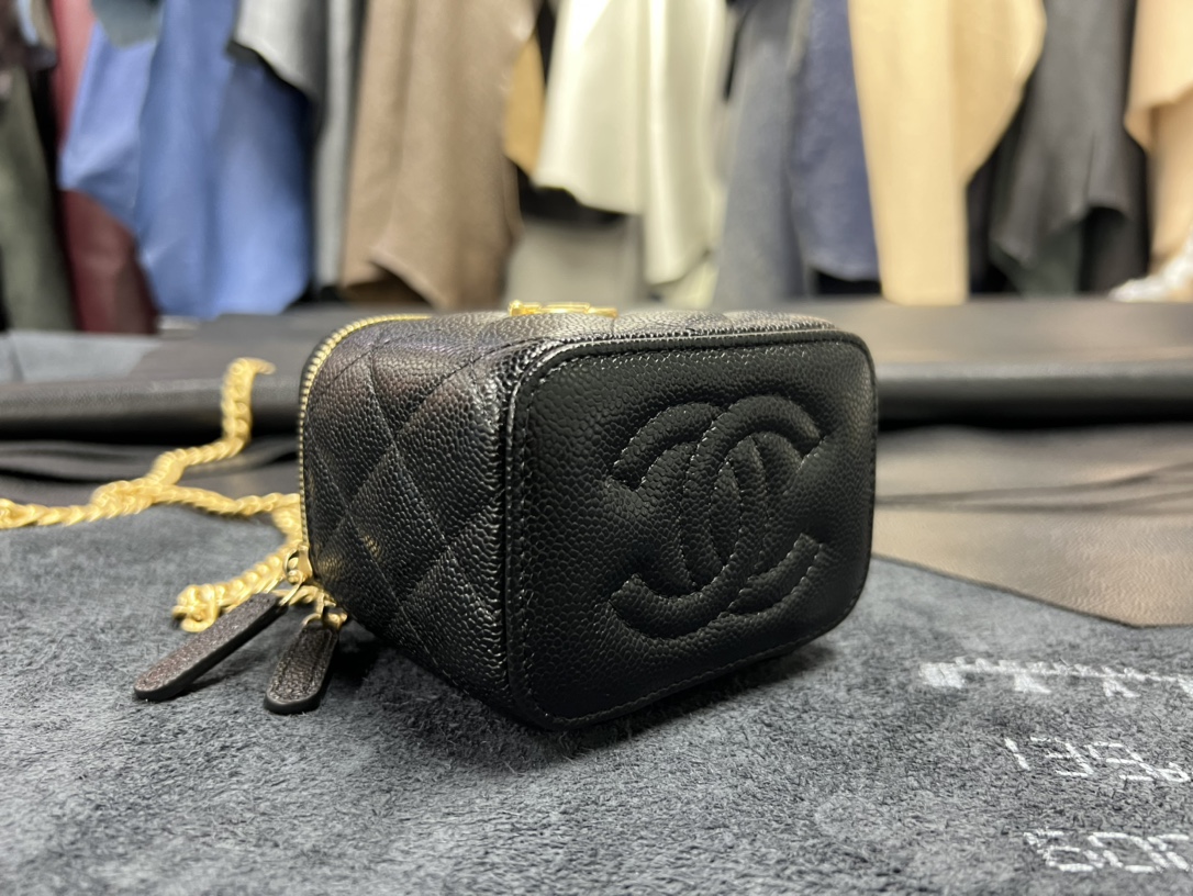 𝗖𝗛𝗔𝗡𝗘𝗟✦  23p love chain small box ❤️ genuine leather