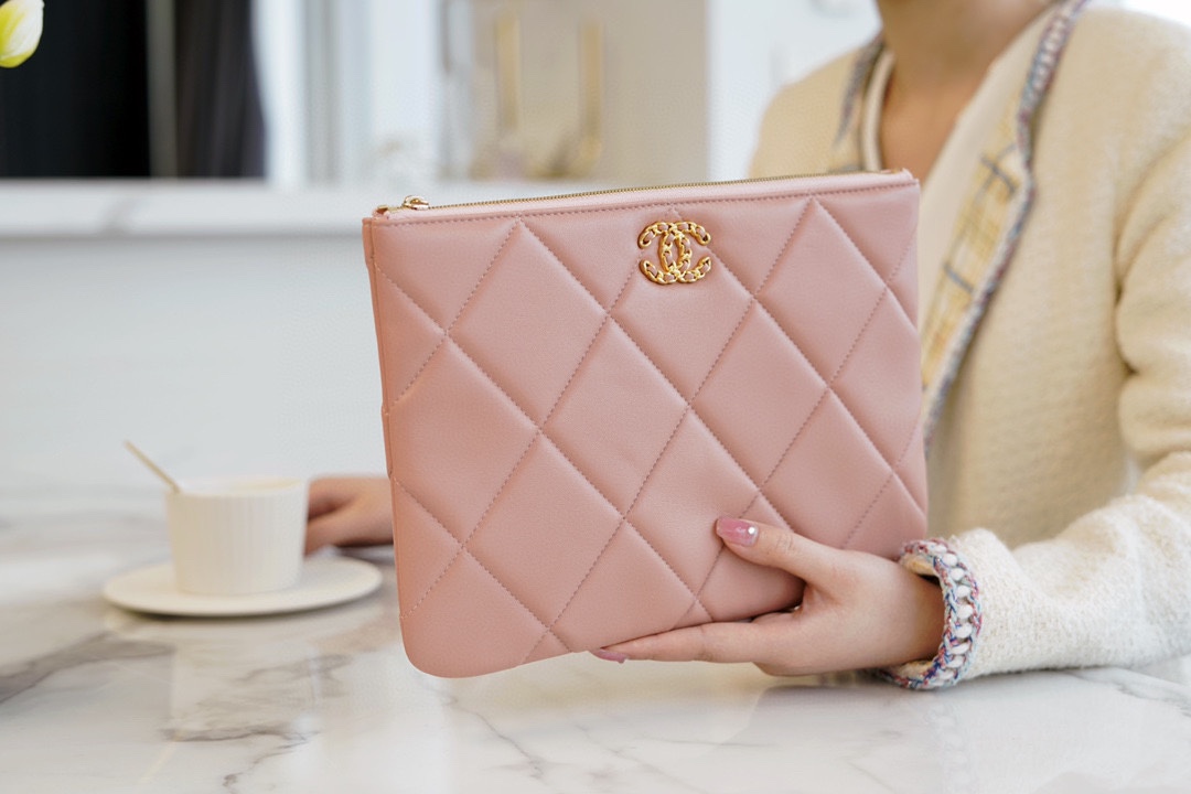 𝗖𝗛𝗔𝗘𝗡𝗟✦ Classic 19 Series Imported Channel Special Lambskin🐑 Carry-on Clutch Peach Pink