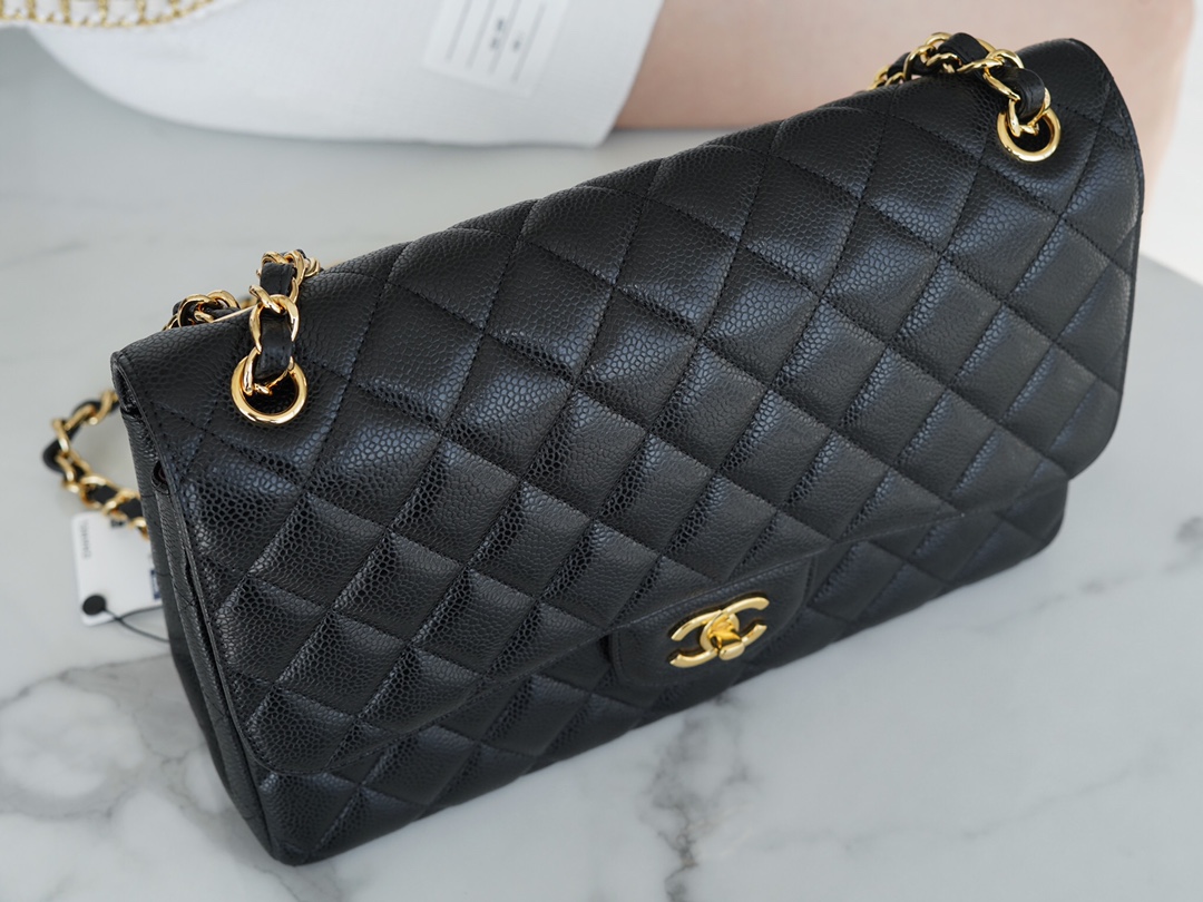 𝐂𝐇𝐀𝐍𝐄𝐋 Classic Flap France 🇫🇷 𝐇𝐚𝐚𝐬 Original Caviar🐂 Genuine Leather Caviar Large Black Gold🖤