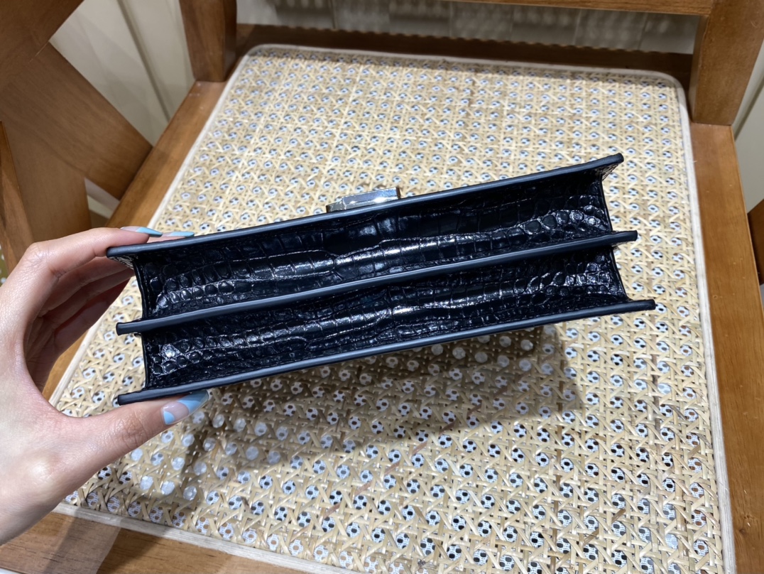 SAINT LAURENT ▪️𝑪𝒂𝒔𝒔𝒂𝒏𝒅𝒓𝒂▪️532750 original crocodile pattern.