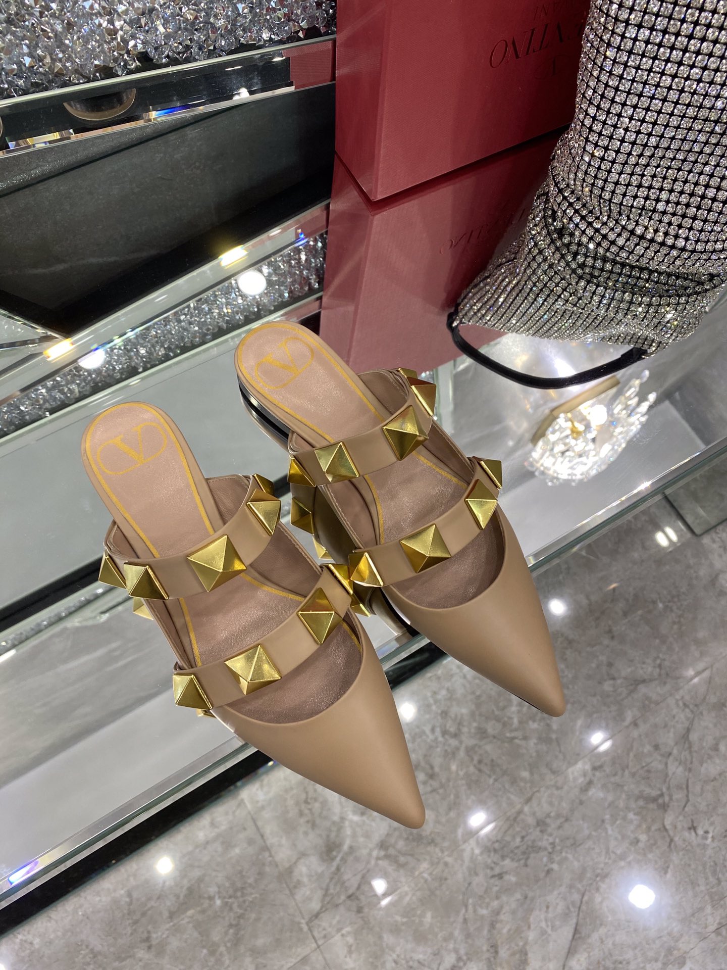 【Valentino】𝟐𝟎𝟐𝟏/𝐒𝐒 𝐧𝐞𝐰 The latest series of counter perfect details original matte open edge bead leather