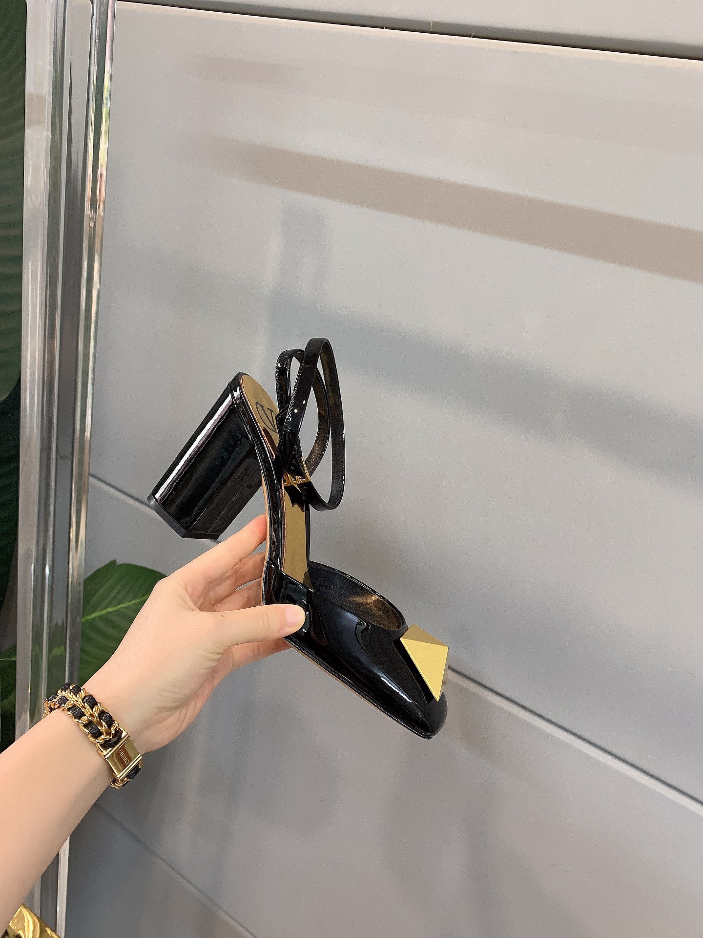 【Valentino】𝟐𝟎𝟐𝟏/𝐒𝐒 𝐧𝐞𝐰 VALENTINO 2022ss spring-summer new big studded high heelss still the classic studded collection