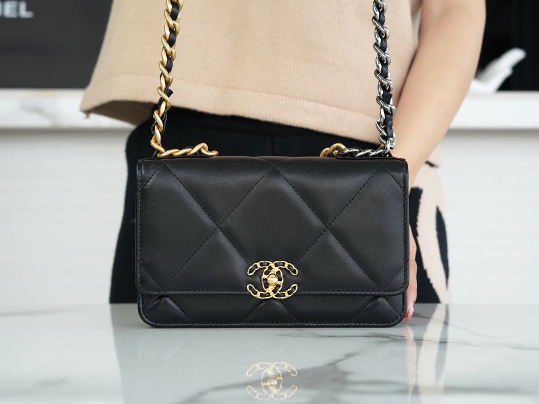 CHANEL 19Bag 𝑾𝒐𝒄 23p gold buckle black
