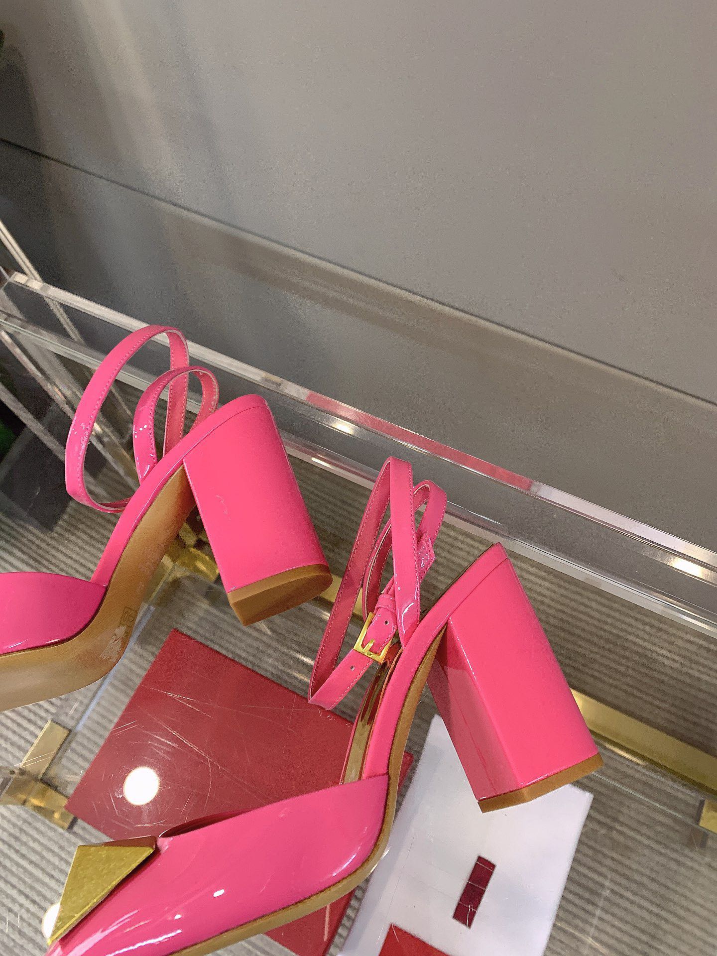 【Valentino】𝟐𝟎𝟐𝟏/𝐒𝐒 𝐧𝐞𝐰 VALENTINO 2022ss spring-summer new big studded high heelss still the classic studded collection