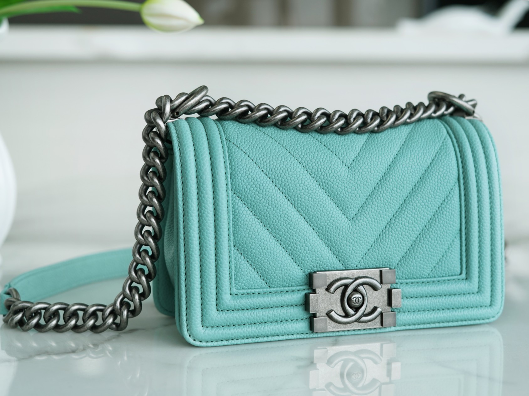 𝗖𝗵𝗮𝗻𝗲𝗹 𝗟𝗲𝗯𝗼 𝘆 French origin 𝗛𝗮𝗮𝘀 Caviar calfskin Large ball V-grain: Tiffany blue