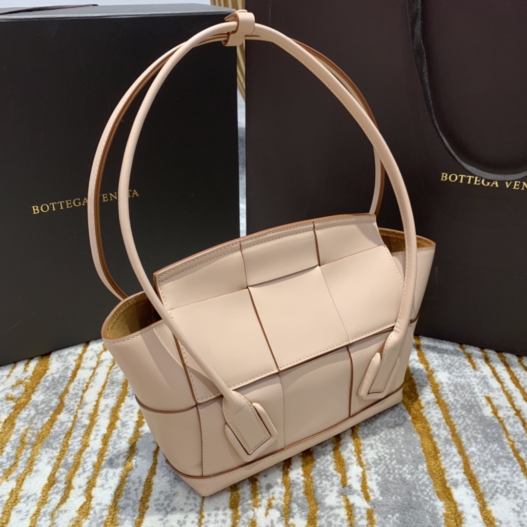 Bottega Veneta  𝙏𝙝𝙚 𝘼𝙧𝙘𝙤 𝟯𝟯 #575943
