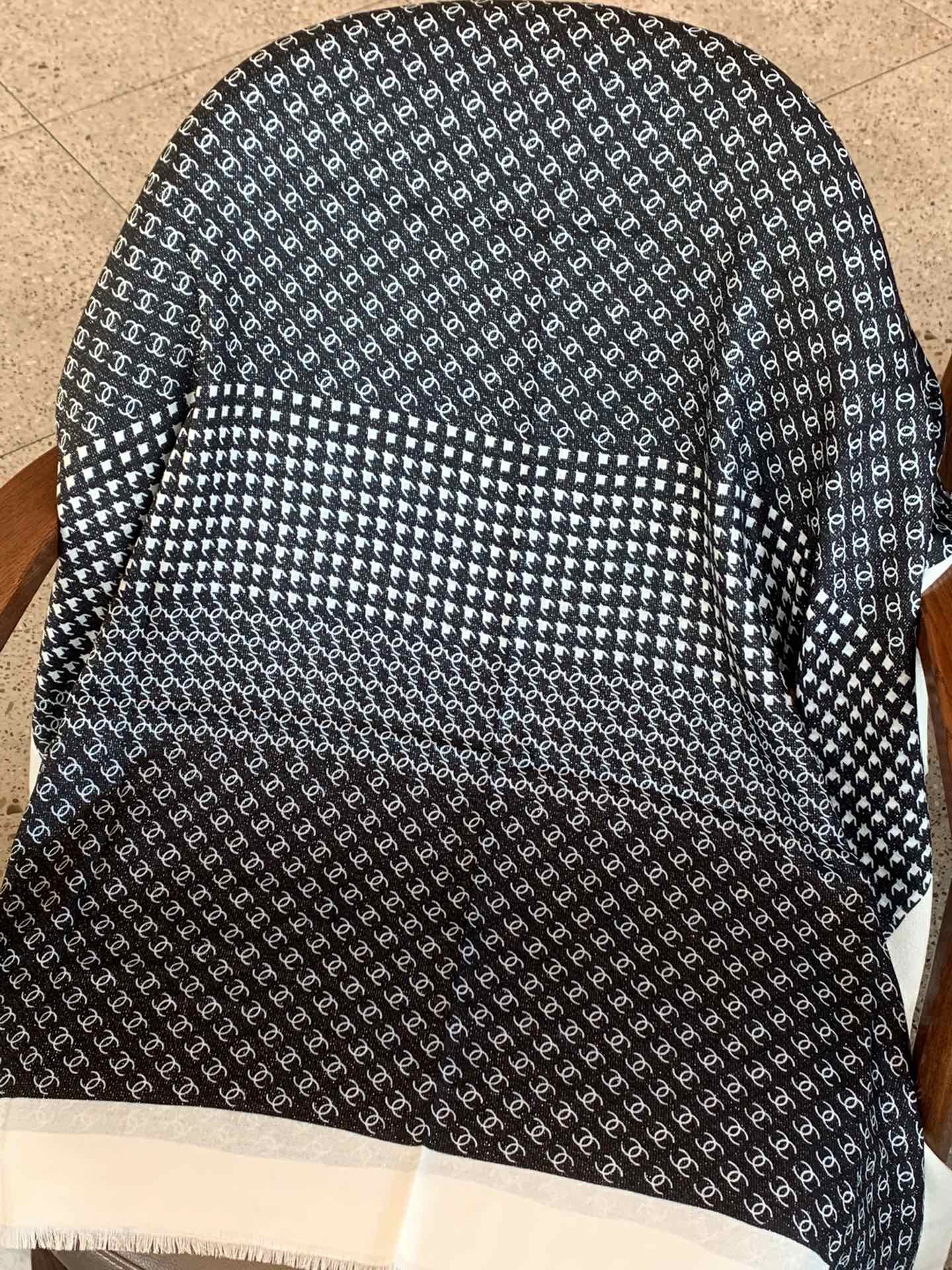 𝐂𝐡𝐚𝐧𝐞𝐥 【Houndstooth Double C Logo】Cashmere Printed Square Scarf