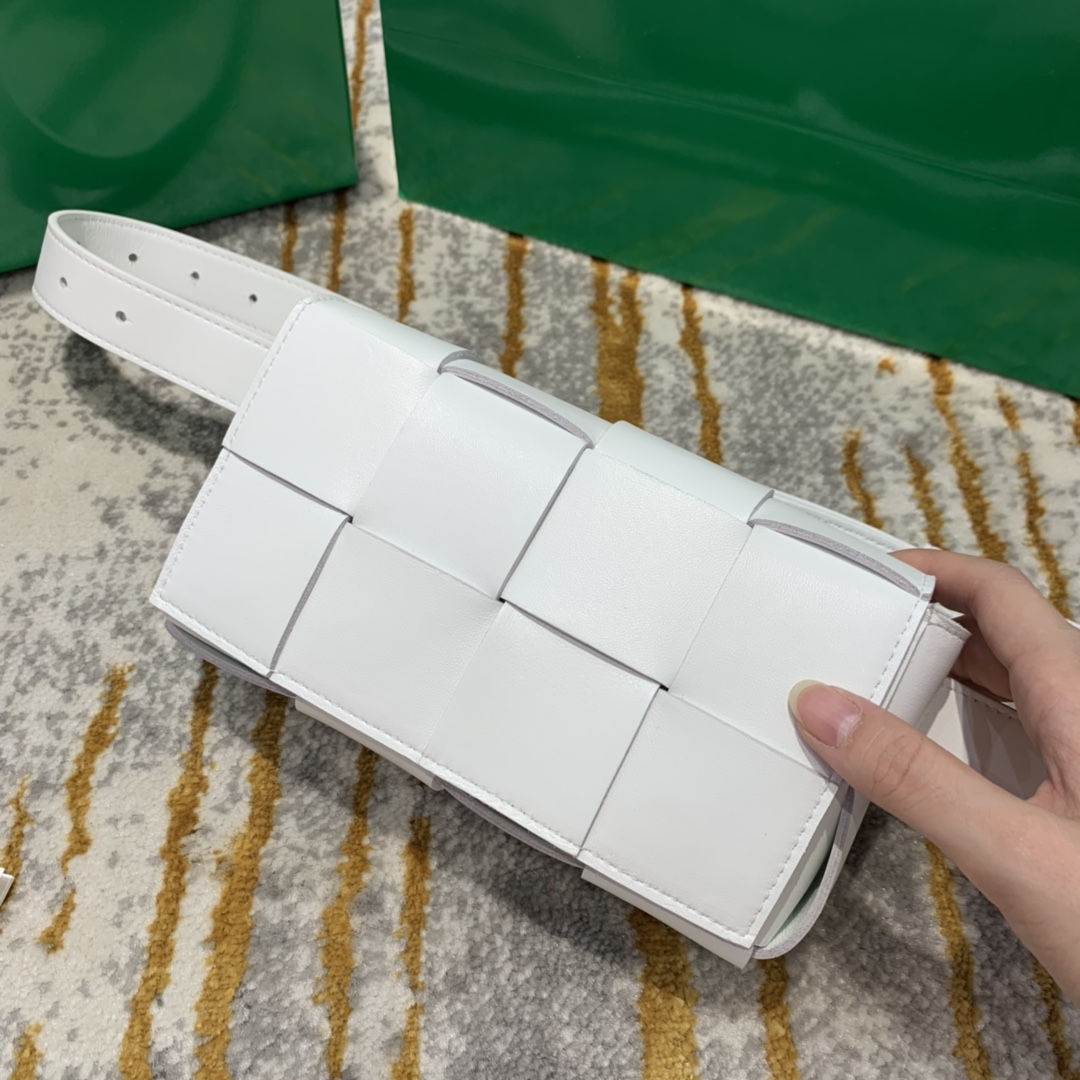 Bottega Veneta  𝗧𝗛𝗘 𝗕𝗘𝗟𝗧 𝗖𝗔𝗦𝗦𝗘𝗧𝗧𝗘 # 639367