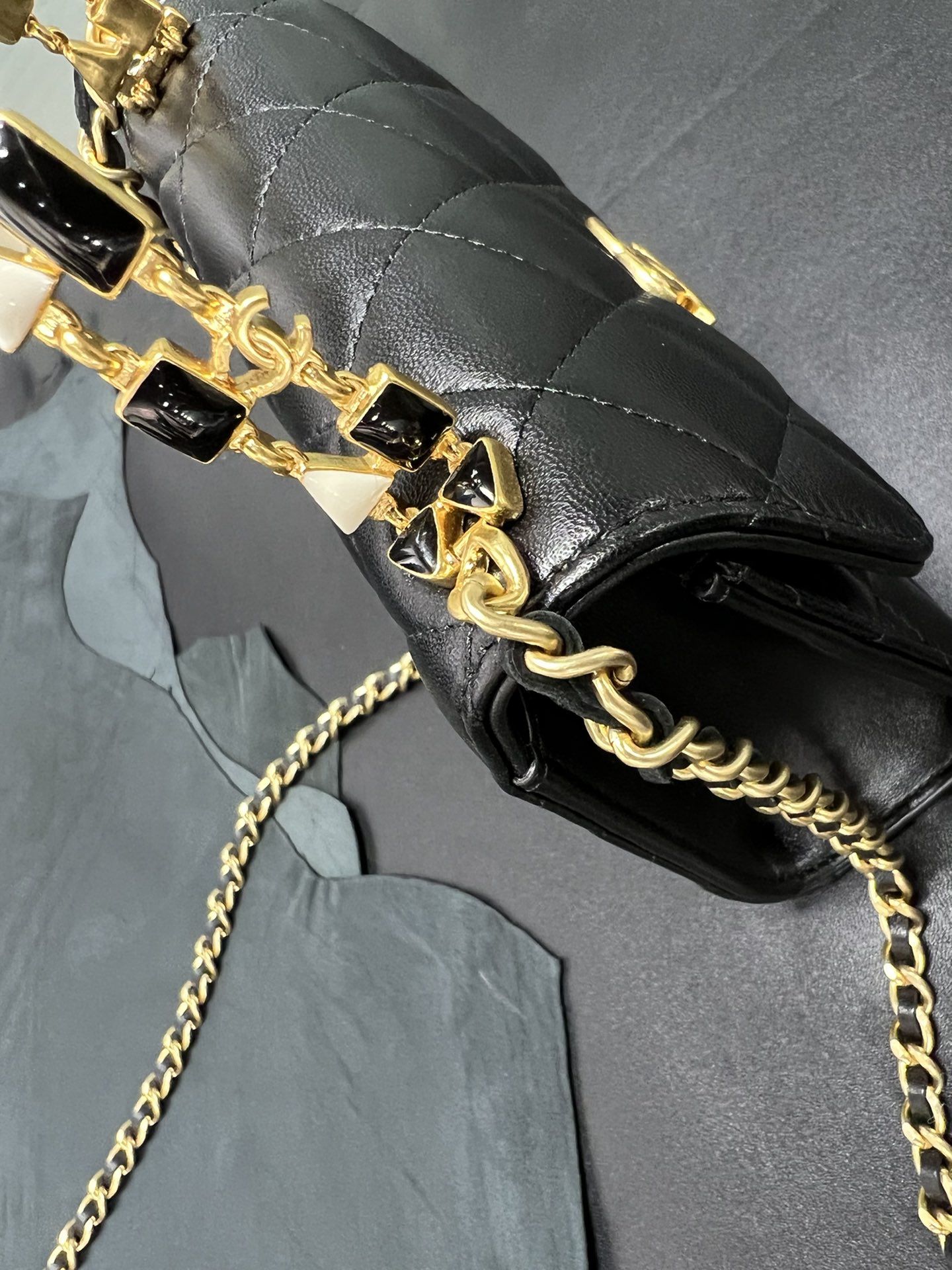 𝗖𝗛𝗔𝗘𝗡𝗟✦ 𝟮𝟮𝐒 Enamel Handle Chain Bag black