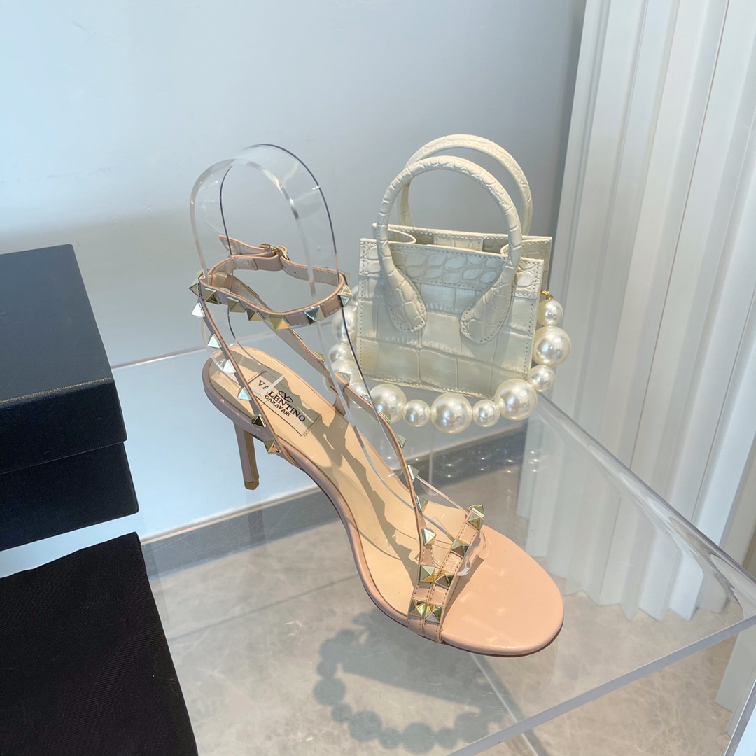 【Valentino】𝟐𝟎𝟐𝟏/𝐒𝐒 𝐧𝐞𝐰 Valentino's new Spring/Summer 2021 collection is still the classic studded collection