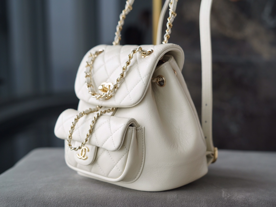 𝗖𝗛𝗔𝗘𝗡𝗟✦ 22𝗖 𝗗𝘂𝗺𝗮 duffel bag 🤍 milkshake white