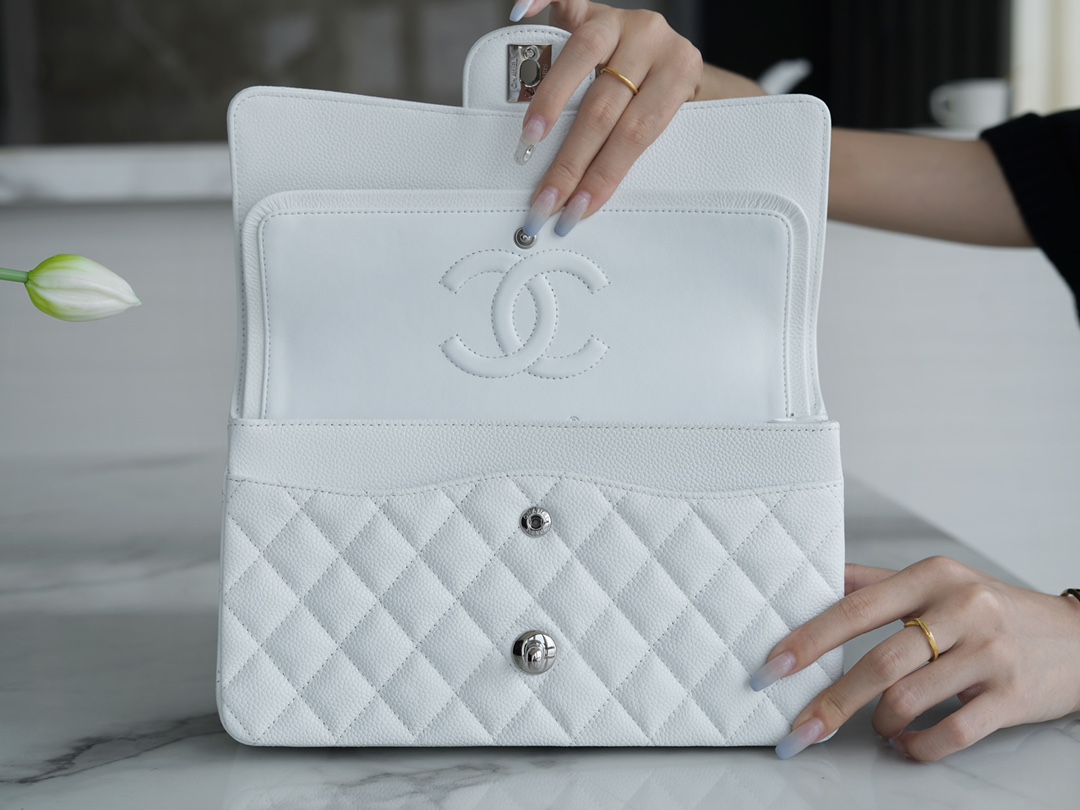 𝐂𝐇𝐀𝐍𝐄𝐋 Classic Flap France 🇫🇷 𝐇𝐇 𝐚𝐚𝐬 Original Caviar🐂 Custom Calfskin Classic Flap Bag Medium Silver Buckle White