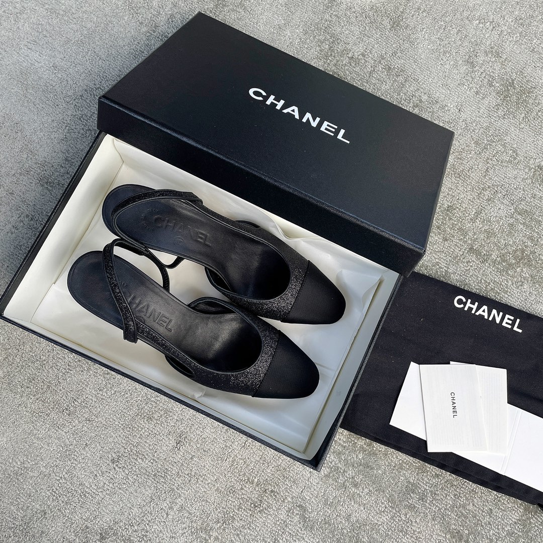 CHANEL especially popular color blocking single shoes continue the classic Chanel characteristics