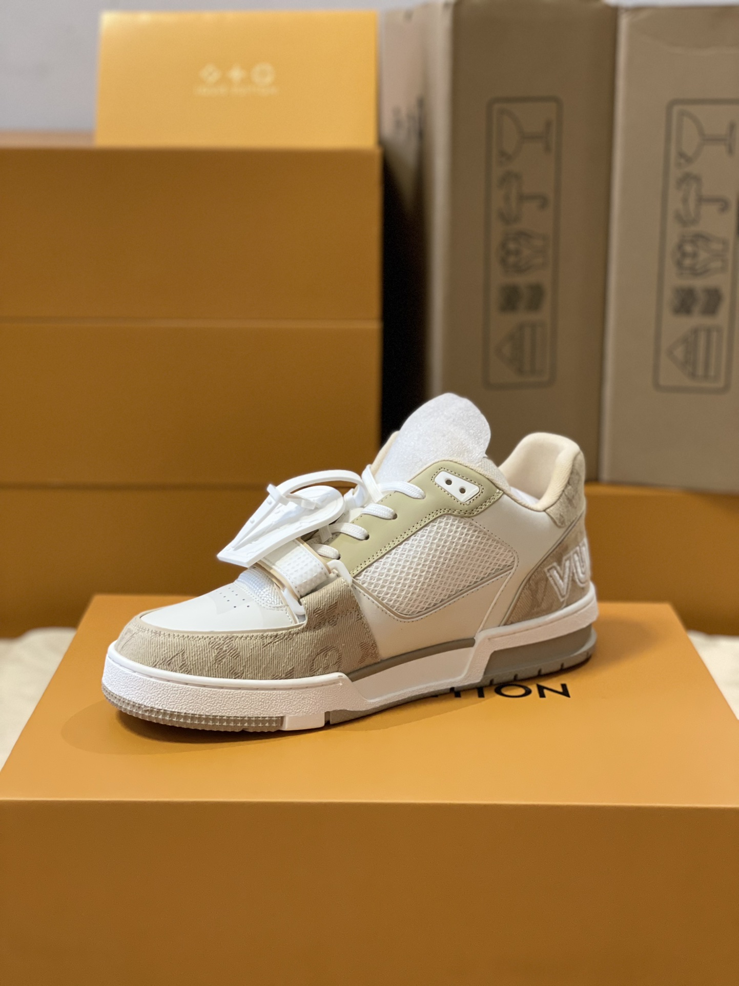 Louis Vuitton Trainer sneakers for couples, style 1A98UX