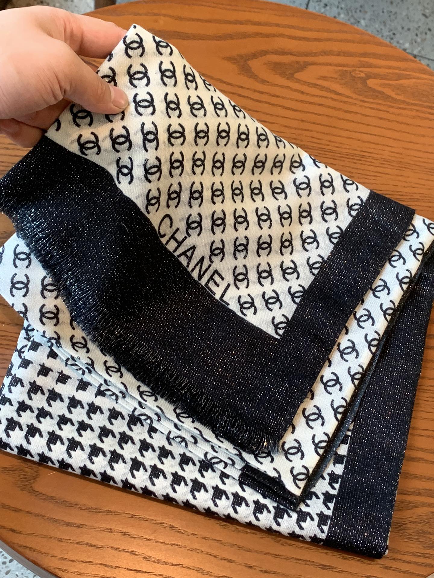 𝐂𝐡𝐚𝐧𝐞𝐥 【Houndstooth Double C Logo】Cashmere Printed Square Scarf