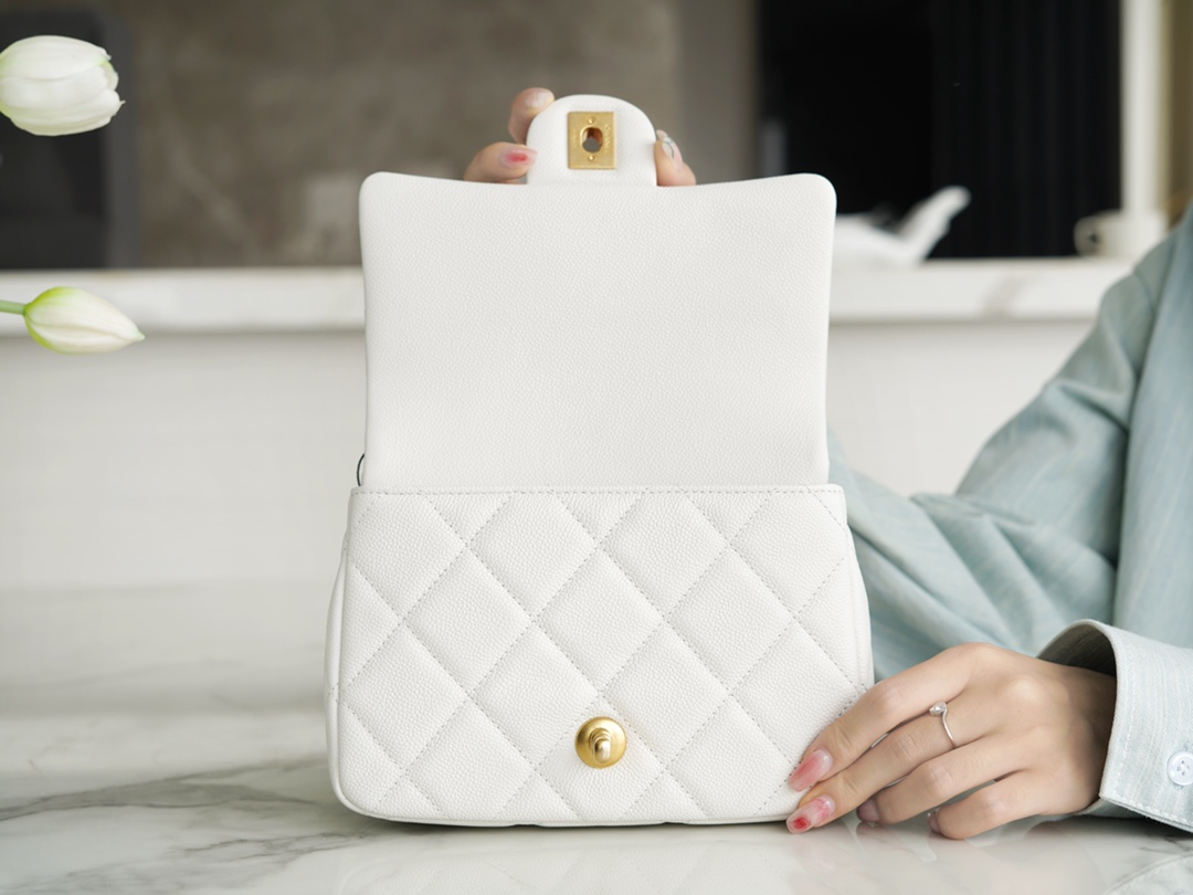 𝗖𝗛𝗔𝗡𝗘𝗟✦𝗖𝗹𝗮𝘀𝘀𝗶𝗰 𝗙𝗹𝗮𝗽23P spring and summer new love adjustment buckle square fat man white