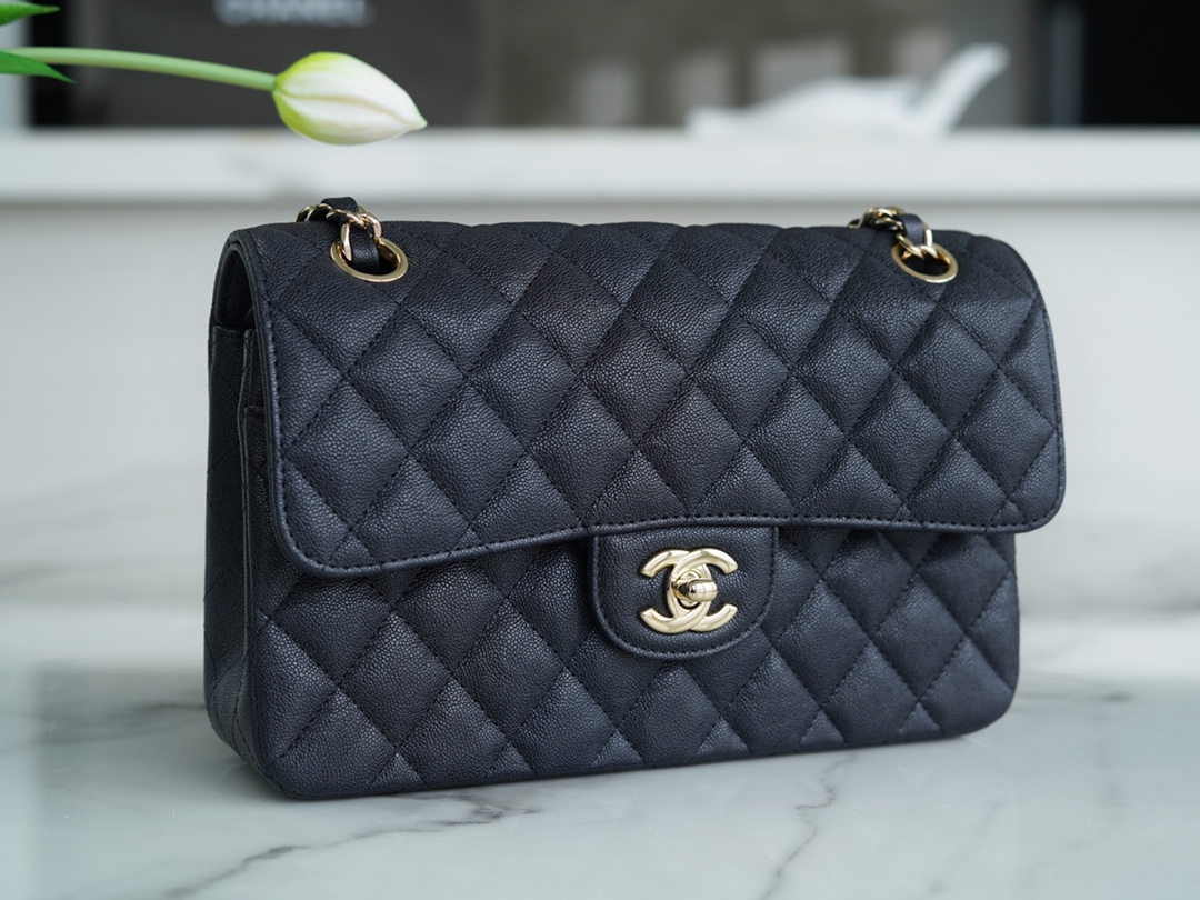 𝐂𝐇𝐀𝐍𝐄𝐋 Classic Flap washed cowhide is made from the most delicate newborn calves washed fetal cow small black and blue🪁