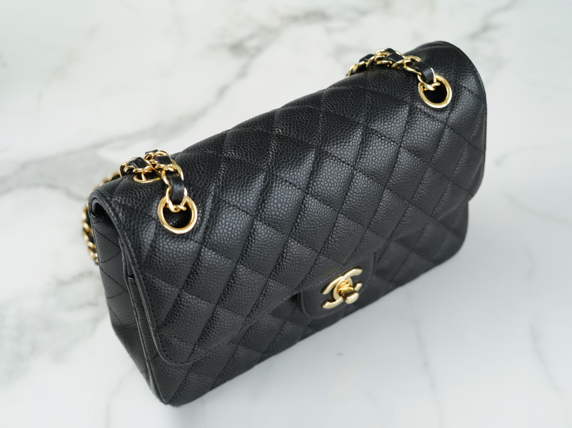 𝐂𝐇𝐀𝐍𝐄𝐋 Classic Flap France 🇫🇷 𝐇𝐚𝐚𝐬Original Lychee Ball Pattern 🐂 Classic Flap Bag Gold Buckle Small Black 🖤