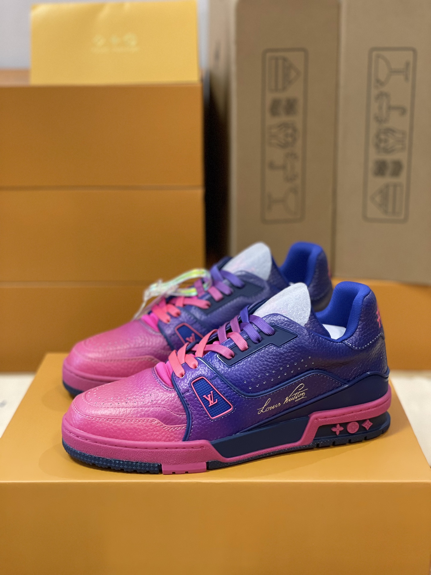 Louis Vuitton couple models LVTRAINER sneakers model number MS0119